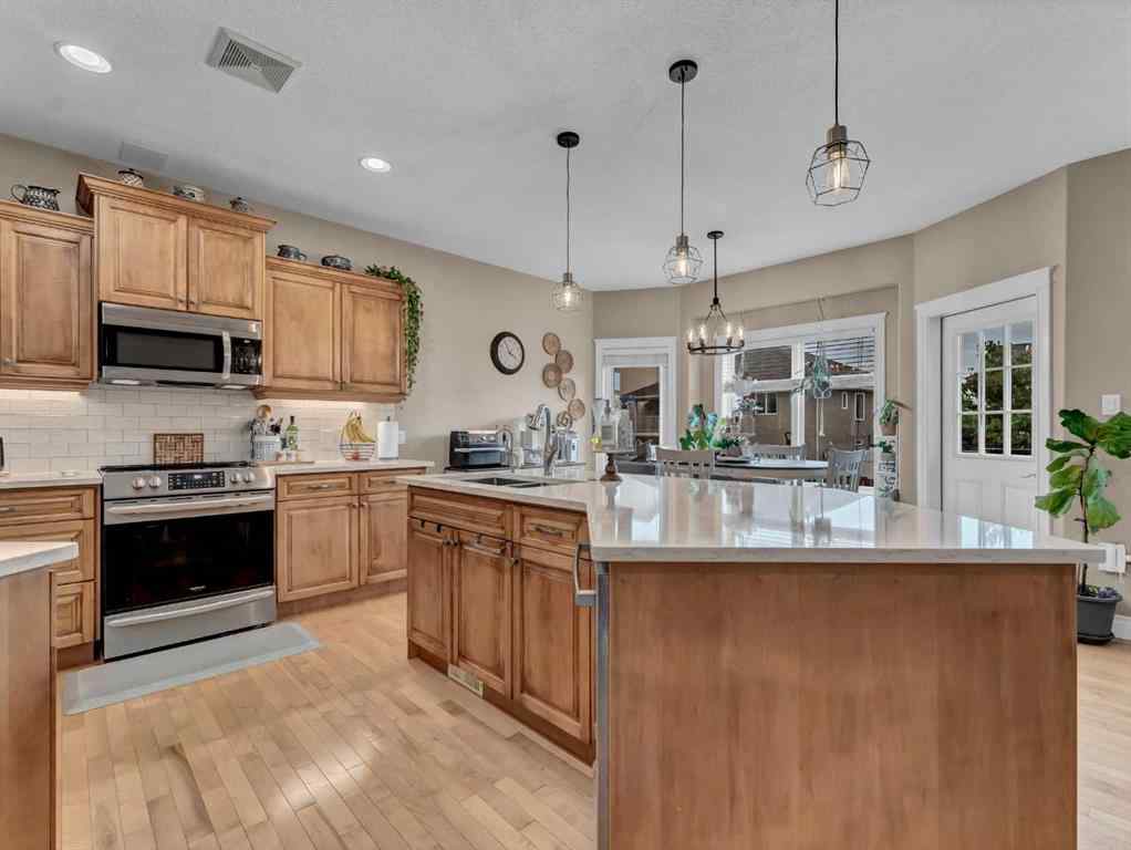 MLS® A2265905 - 102 Sundown Road SW in SE Southridge Medicine Hat, Residential