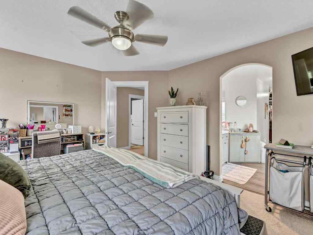 MLS® A2265905 - 102 Sundown Road SW in SE Southridge Medicine Hat, Residential