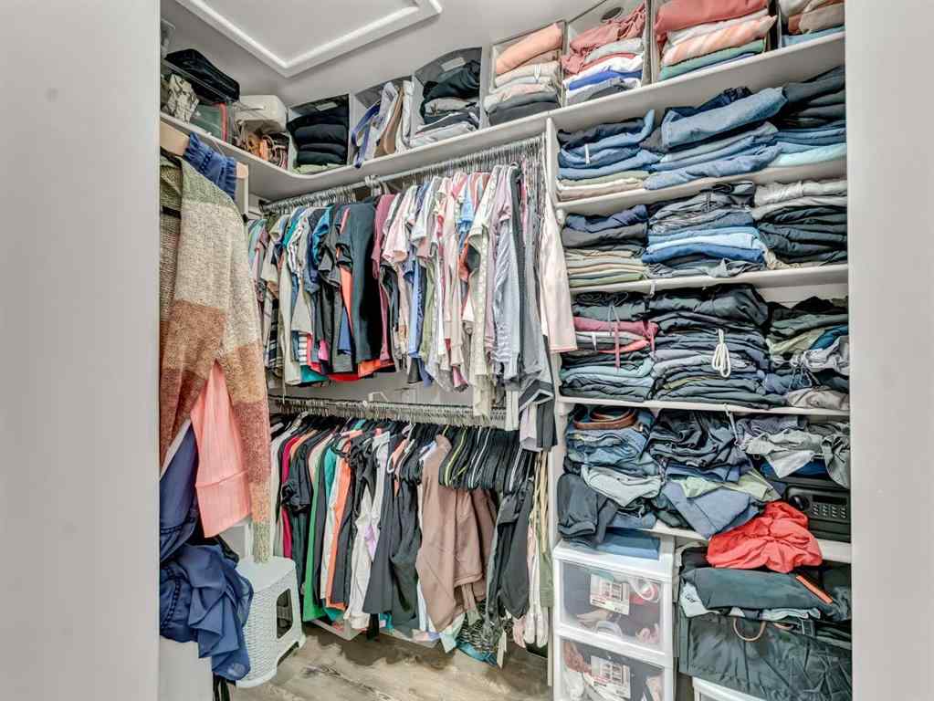 MLS® A2265905 - 102 Sundown Road SW in SE Southridge Medicine Hat, Residential