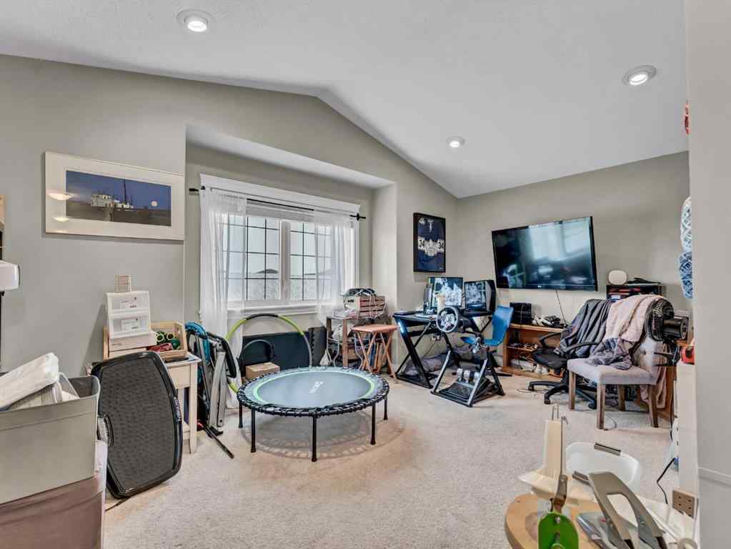 MLS® A2265905 - 102 Sundown Road SW in SE Southridge Medicine Hat, Residential