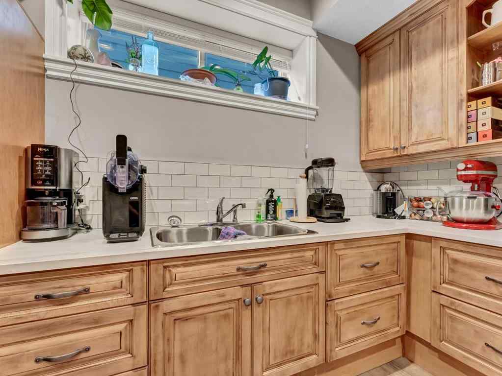 MLS® A2265905 - 102 Sundown Road SW in SE Southridge Medicine Hat, Residential