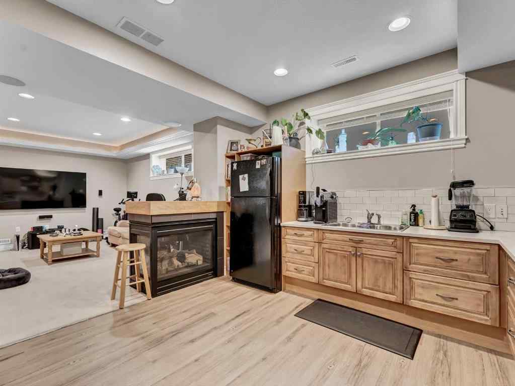 MLS® A2265905 - 102 Sundown Road SW in SE Southridge Medicine Hat, Residential