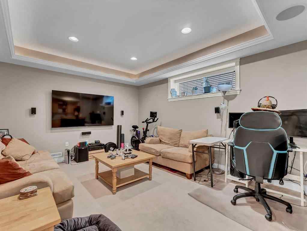 MLS® A2265905 - 102 Sundown Road SW in SE Southridge Medicine Hat, Residential