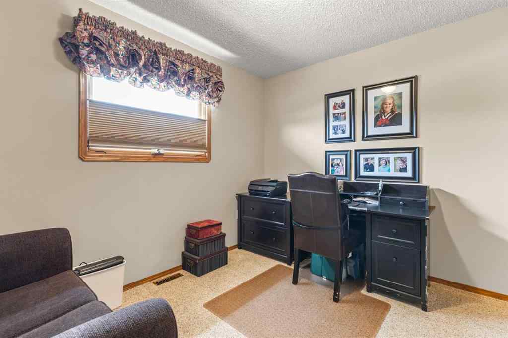 MLS® A2265937 - 361 Sprague Way SE in SE Southridge Medicine Hat, Residential