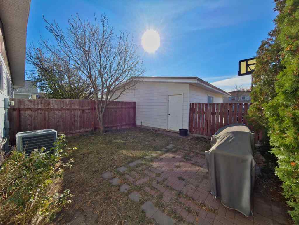 MLS® A2265950 - 8 Cayuga Crescent W   in Indian Battle Heights Lethbridge, Residential