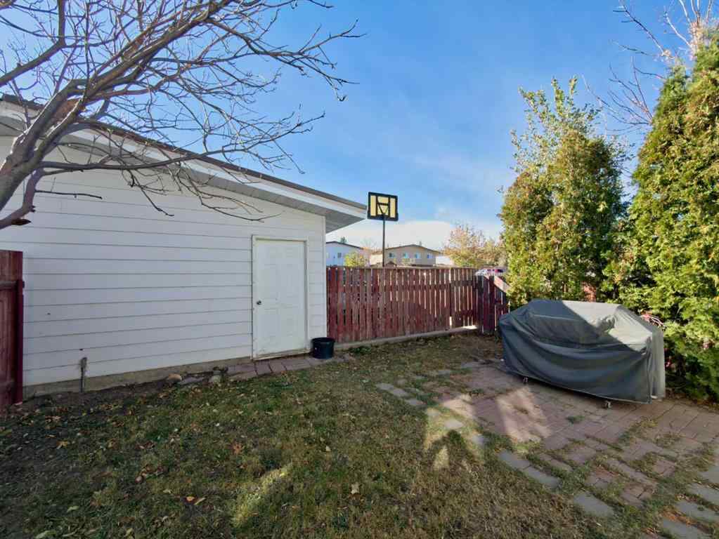 MLS® A2265950 - 8 Cayuga Crescent W   in Indian Battle Heights Lethbridge, Residential