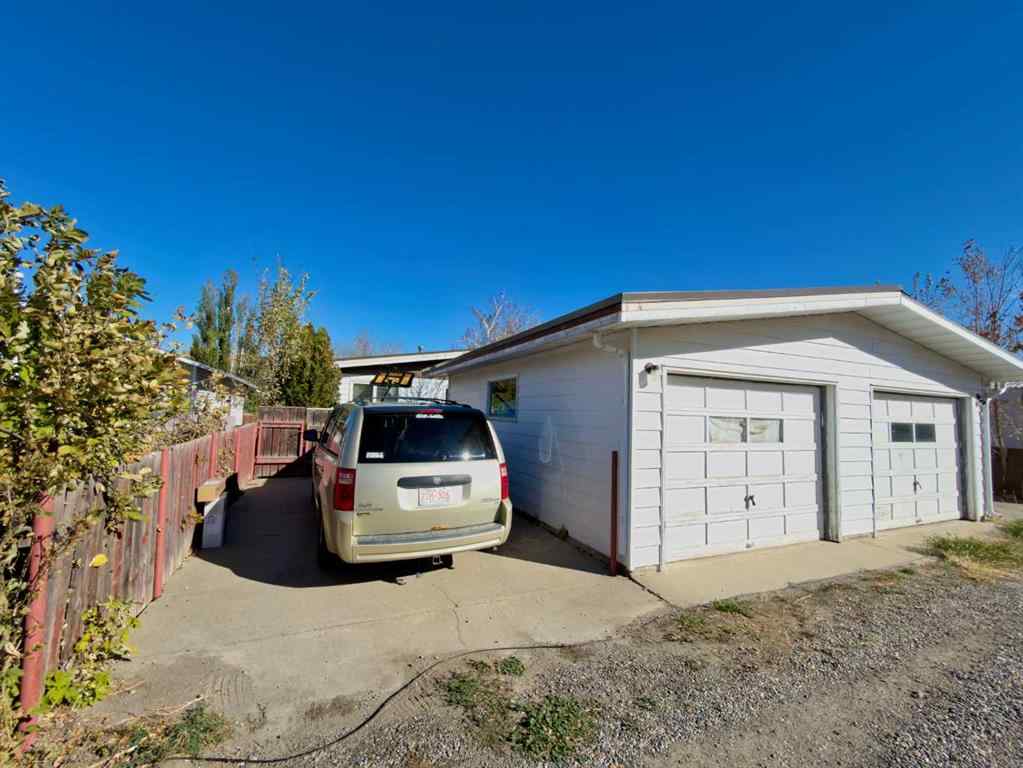 MLS® A2265950 - 8 Cayuga Crescent W   in Indian Battle Heights Lethbridge, Residential