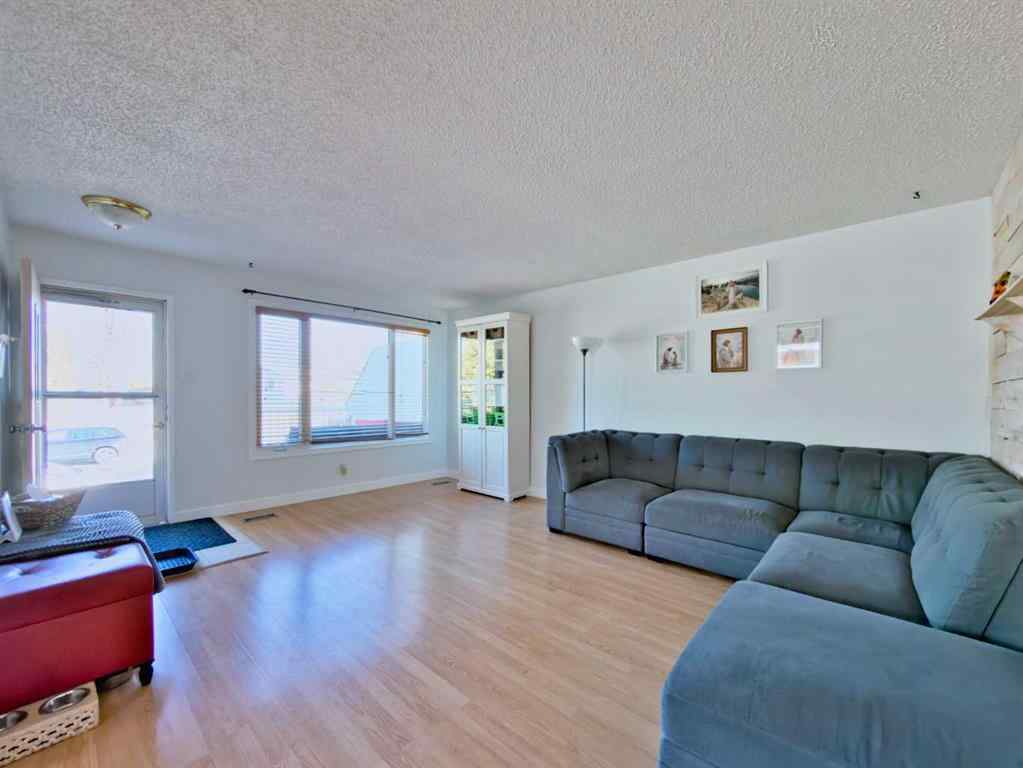 MLS® A2265950 - 8 Cayuga Crescent W   in Indian Battle Heights Lethbridge, Residential