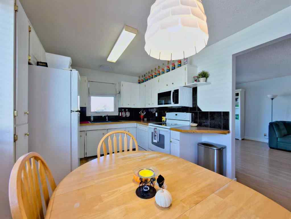 MLS® A2265950 - 8 Cayuga Crescent W   in Indian Battle Heights Lethbridge, Residential