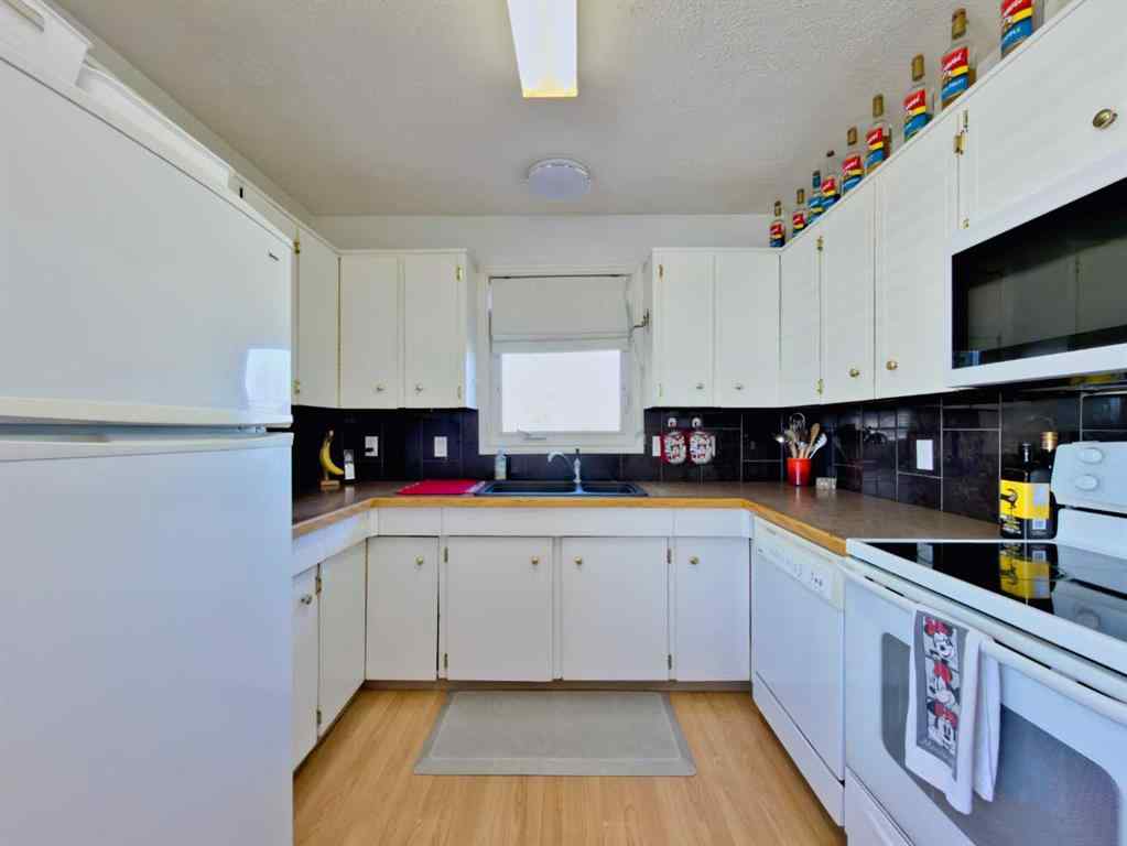 MLS® A2265950 - 8 Cayuga Crescent W   in Indian Battle Heights Lethbridge, Residential