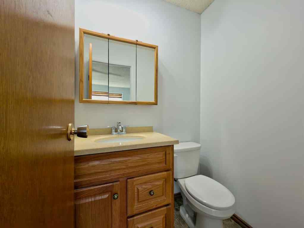 MLS® A2265950 - 8 Cayuga Crescent W   in Indian Battle Heights Lethbridge, Residential