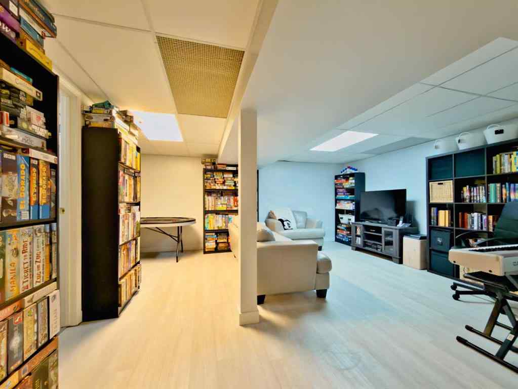 MLS® A2265950 - 8 Cayuga Crescent W   in Indian Battle Heights Lethbridge, Residential