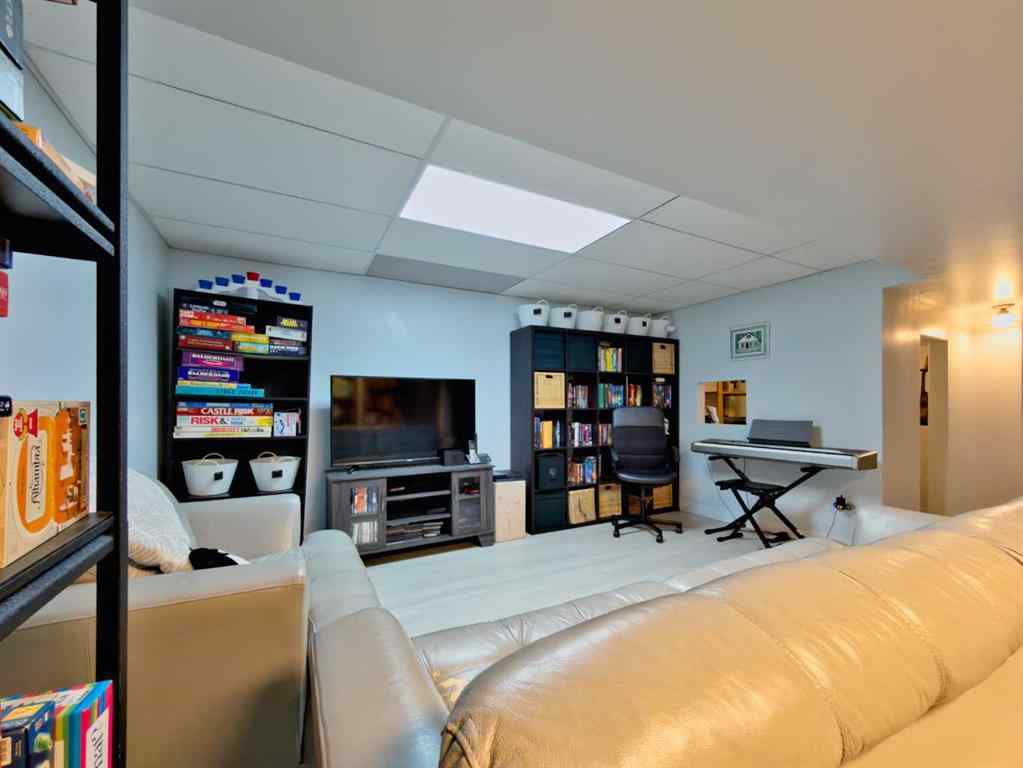 MLS® A2265950 - 8 Cayuga Crescent W   in Indian Battle Heights Lethbridge, Residential