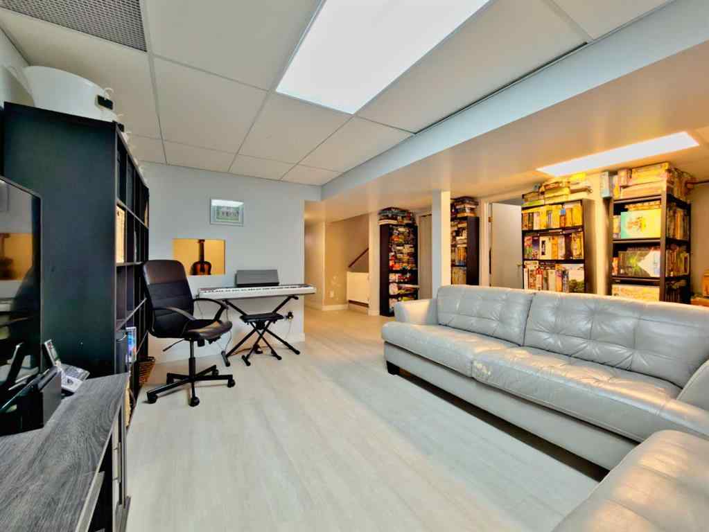 MLS® A2265950 - 8 Cayuga Crescent W   in Indian Battle Heights Lethbridge, Residential