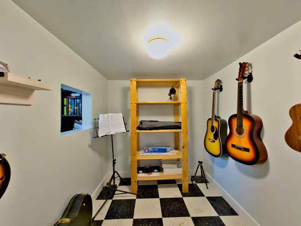 MLS® A2265950 - 8 Cayuga Crescent W   in Indian Battle Heights Lethbridge, Residential