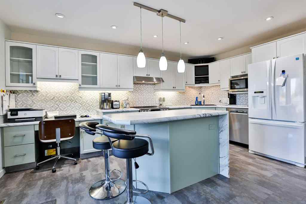 MLS® A2265987 - 25 Selkirk Road W in Varsity Village Lethbridge, Residential