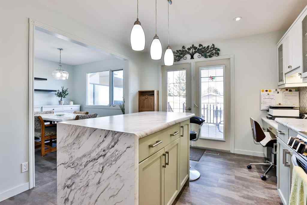 MLS® A2265987 - 25 Selkirk Road W in Varsity Village Lethbridge, Residential