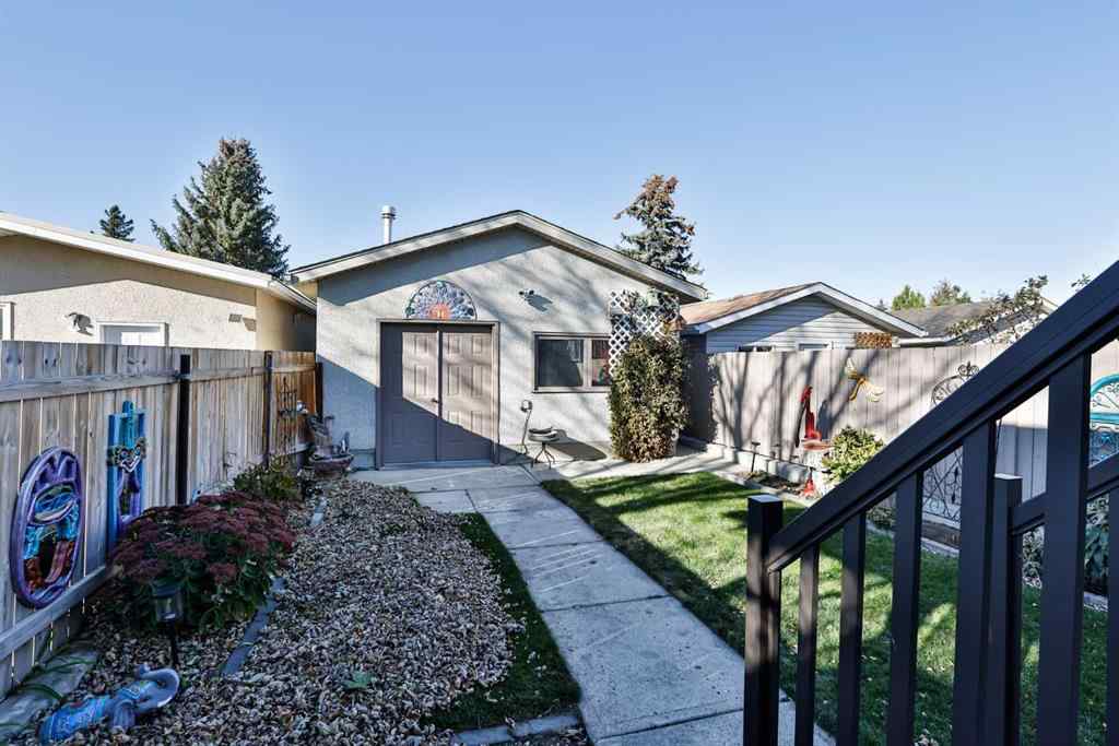 MLS® A2265987 - 25 Selkirk Road W in Varsity Village Lethbridge, Residential