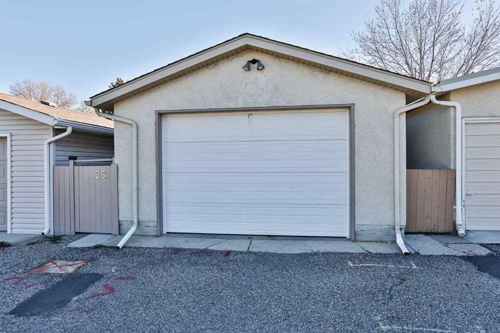 MLS® A2265987 - 25 Selkirk Road W in Varsity Village Lethbridge, Residential