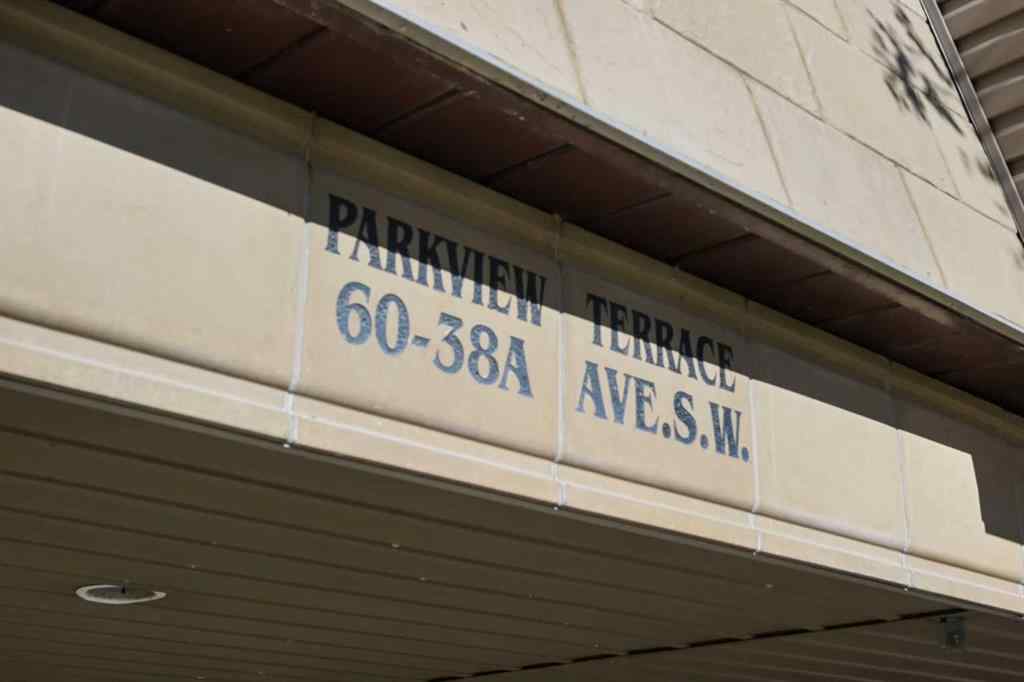 MLS® A2266030 - Unit #305 60 38A Avenue SW in Parkhill Calgary, Residential
