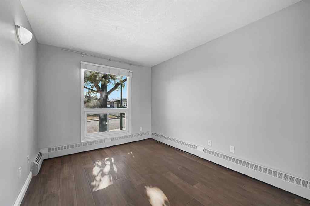 MLS® A2266030 - Unit #305 60 38A Avenue SW in Parkhill Calgary, Residential