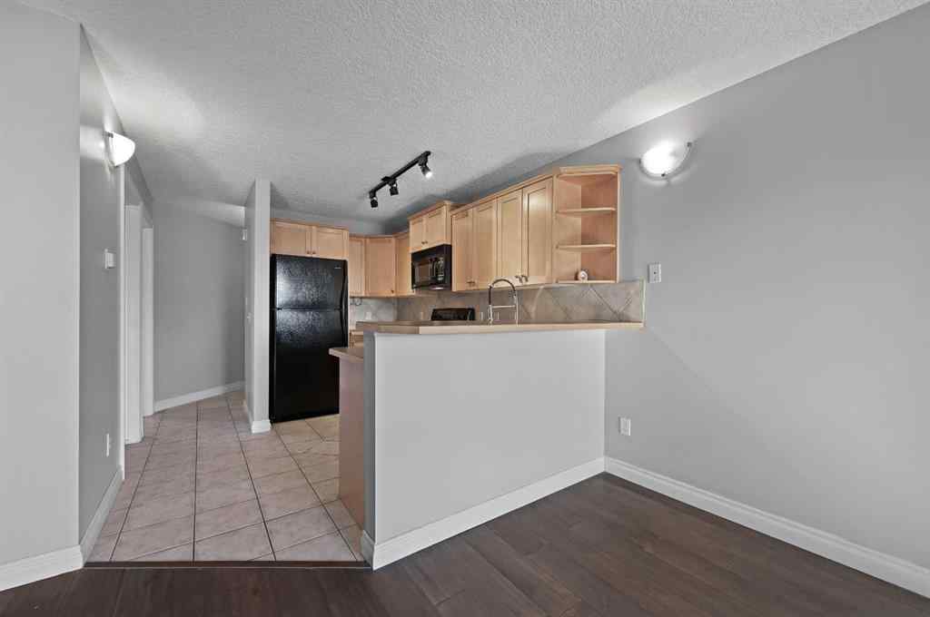 MLS® A2266030 - Unit #305 60 38A Avenue SW in Parkhill Calgary, Residential