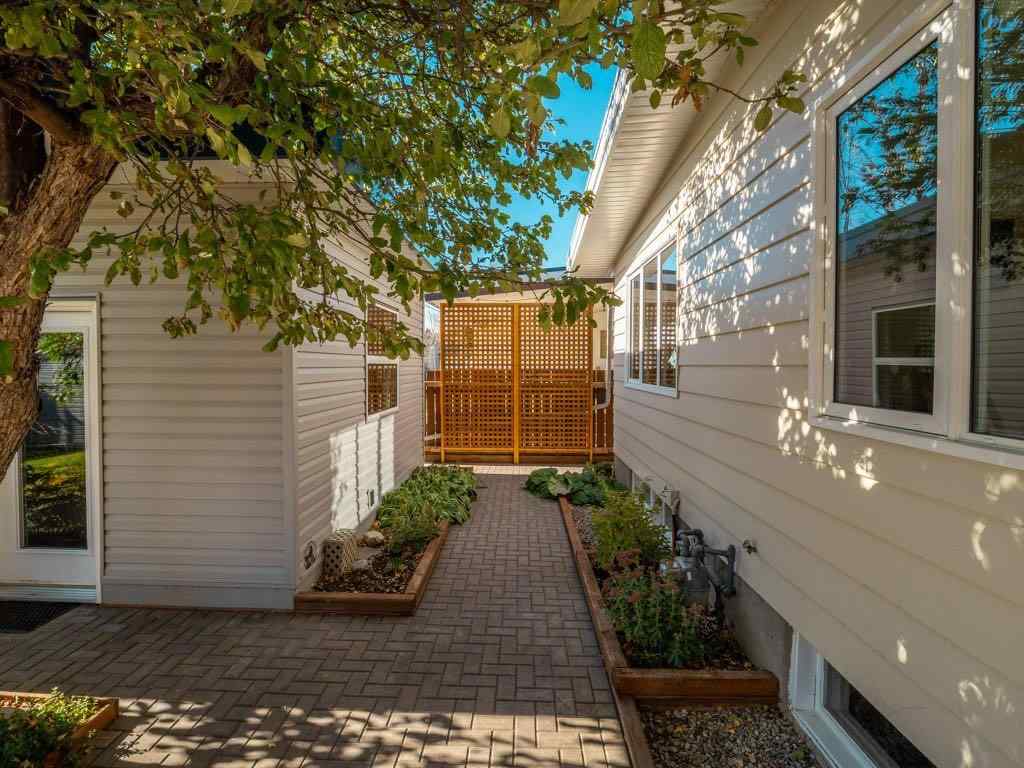 MLS® A2266041 - 2122 20 Avenue S in Agnes Davidson Lethbridge, Residential