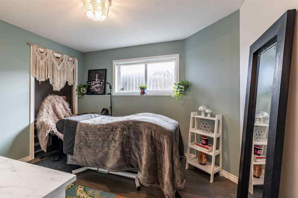 MLS® A2266055 - 87 Vista Road SE in SE Southridge Medicine Hat, Residential