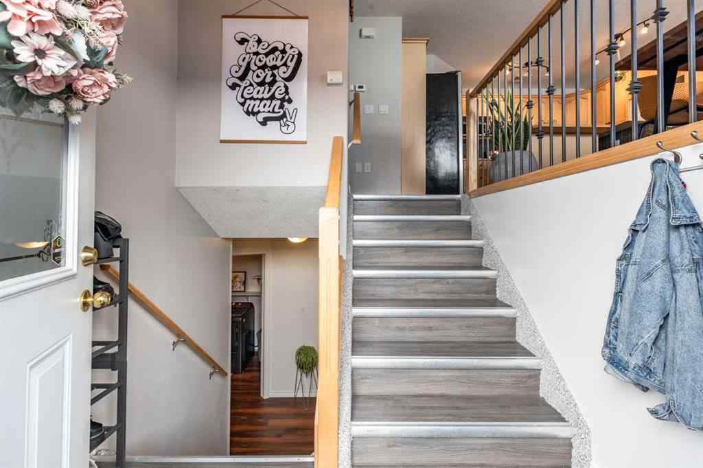 MLS® A2266055 - 87 Vista Road SE in SE Southridge Medicine Hat, Residential