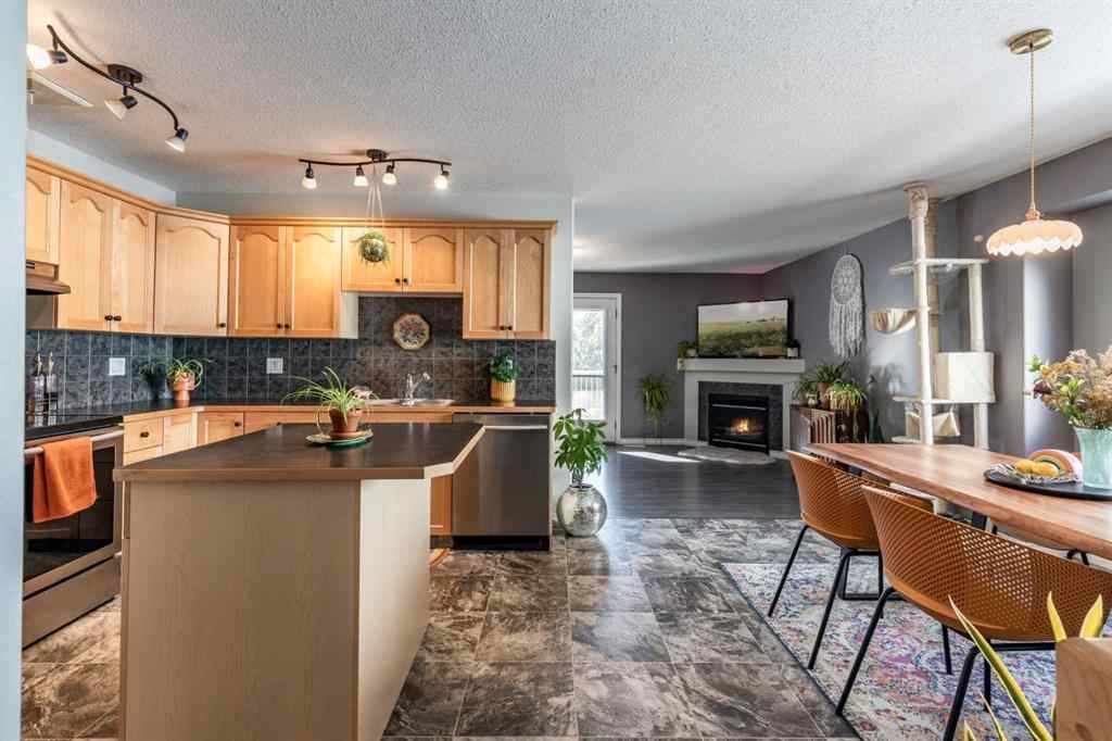 MLS® A2266055 - 87 Vista Road SE in SE Southridge Medicine Hat, Residential