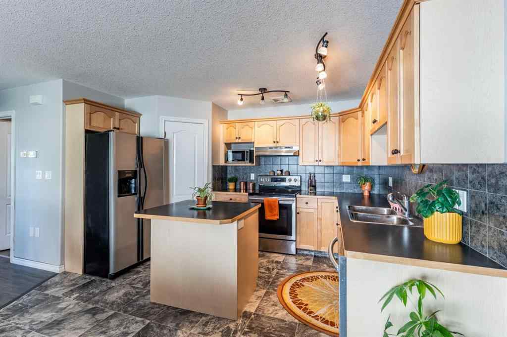 MLS® A2266055 - 87 Vista Road SE in SE Southridge Medicine Hat, Residential