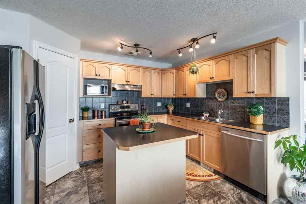 MLS® A2266055 - 87 Vista Road SE in SE Southridge Medicine Hat, Residential