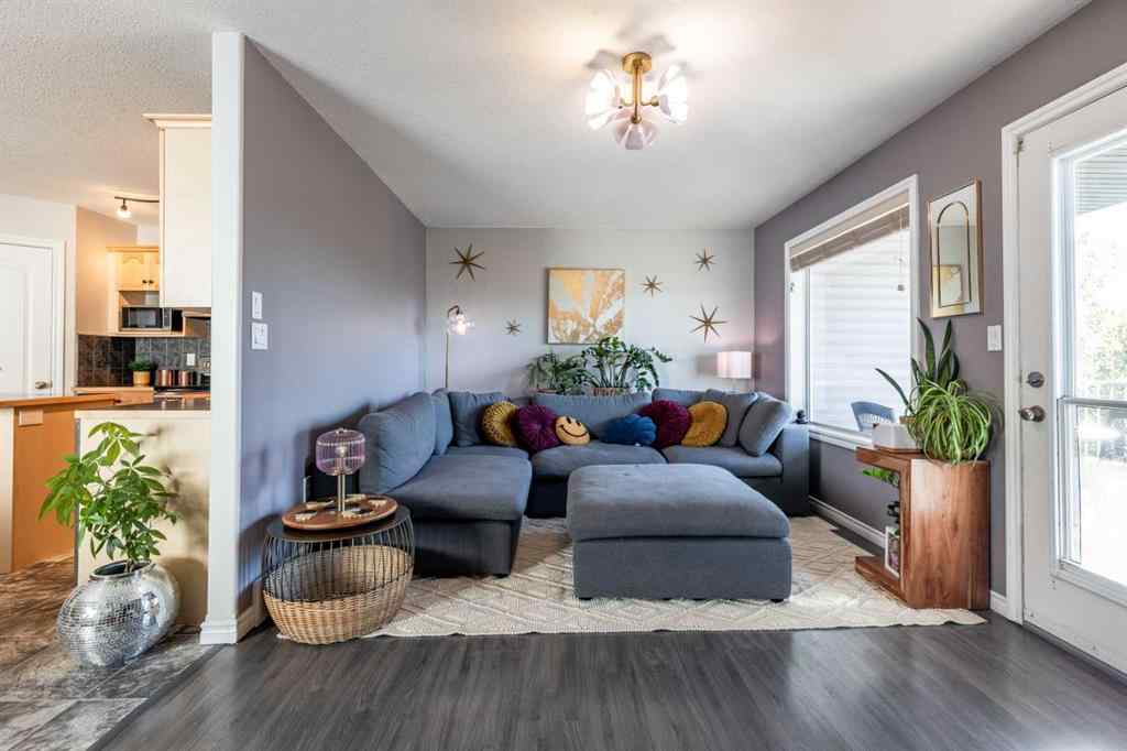 MLS® A2266055 - 87 Vista Road SE in SE Southridge Medicine Hat, Residential