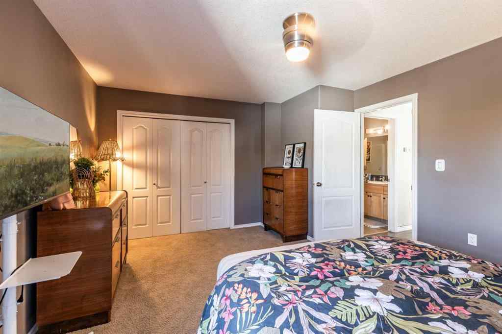 MLS® A2266055 - 87 Vista Road SE in SE Southridge Medicine Hat, Residential