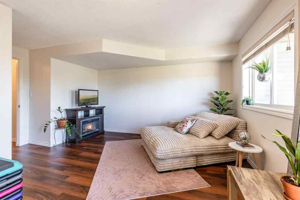 MLS® A2266055 - 87 Vista Road SE in SE Southridge Medicine Hat, Residential