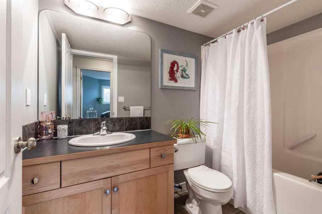 MLS® A2266055 - 87 Vista Road SE in SE Southridge Medicine Hat, Residential