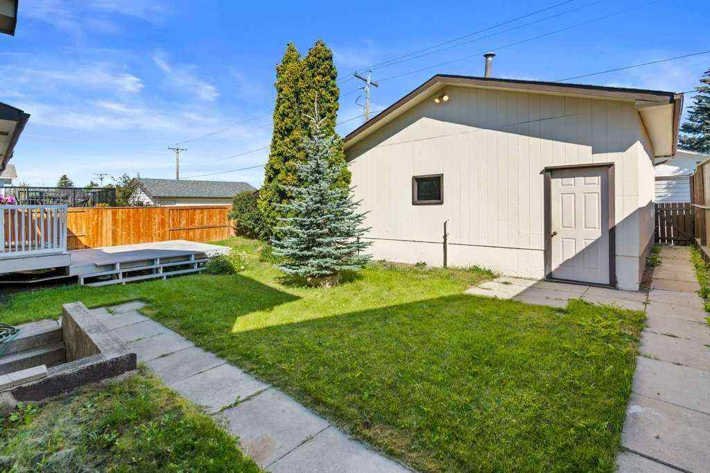 MLS® A2266087 - 4724 Rundlehorn Drive NE in Rundle Calgary, Residential