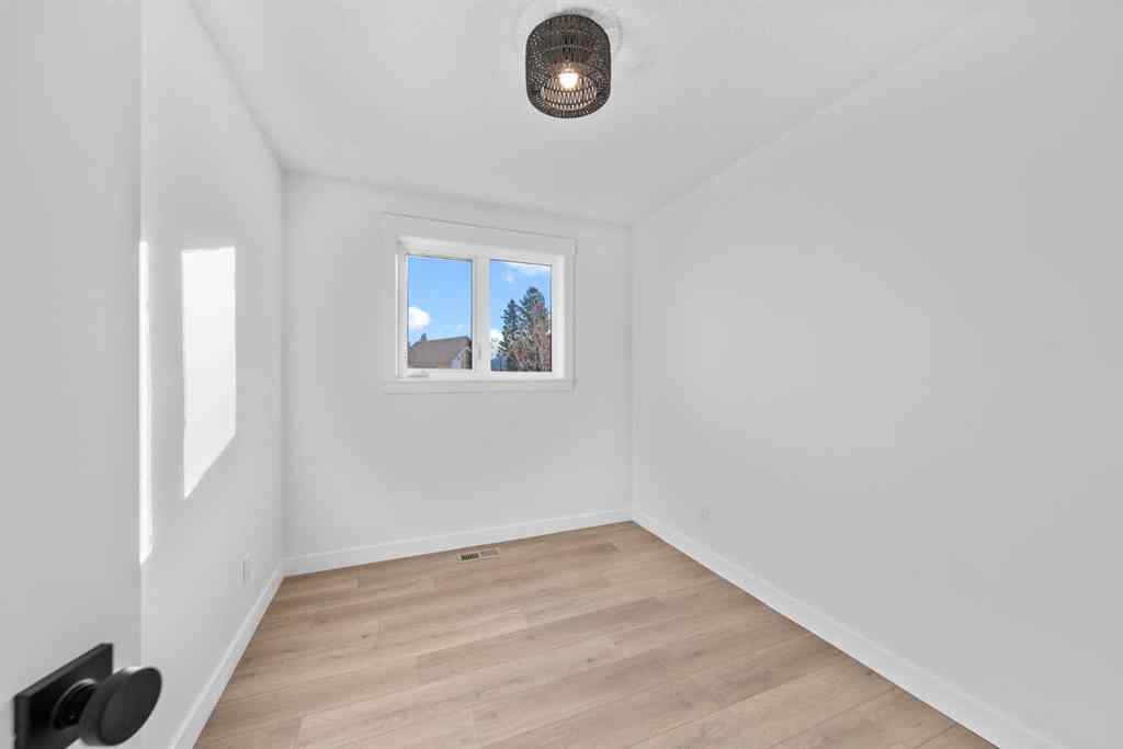 MLS® A2266101 - 124 Gainsborough Drive SW in Glamorgan Calgary, Residential