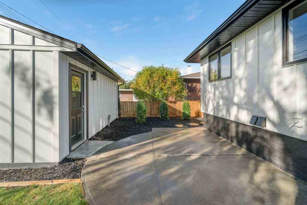 MLS® A2266101 - 124 Gainsborough Drive SW in Glamorgan Calgary, Residential