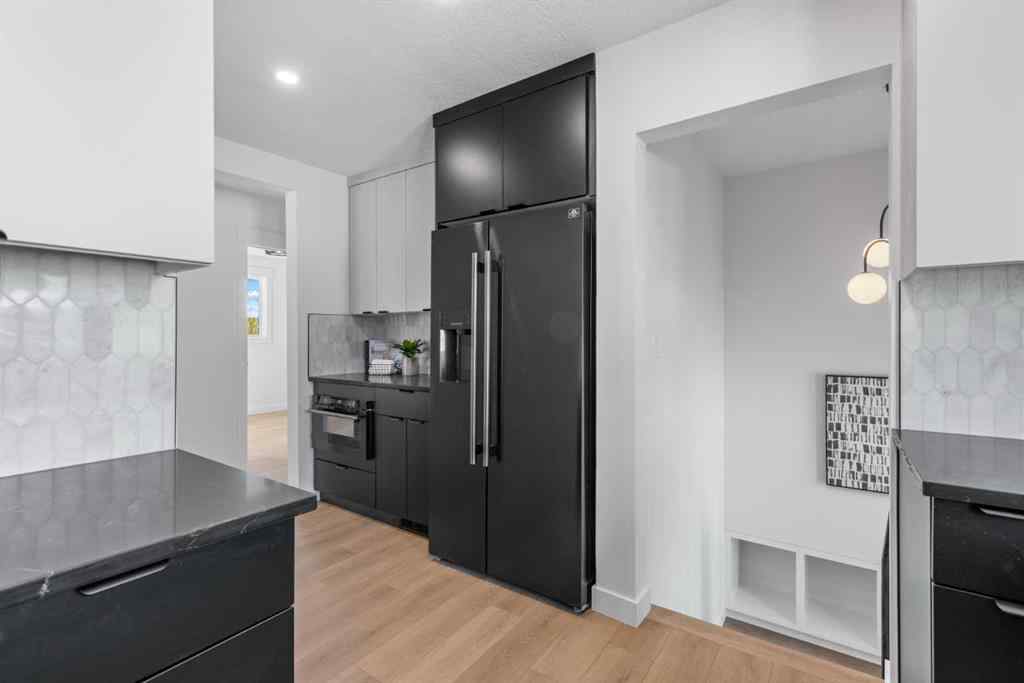 MLS® A2266101 - 124 Gainsborough Drive SW in Glamorgan Calgary, Residential