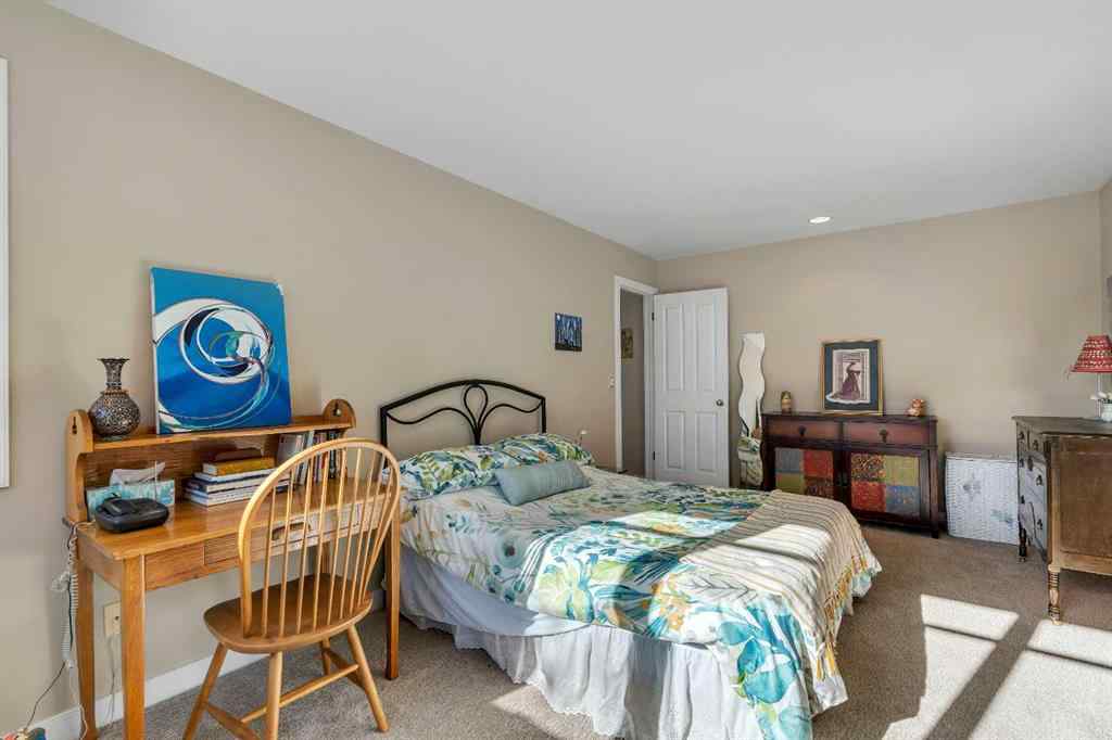 MLS® A2266107 - 2215 2 Avenue NW in West Hillhurst Calgary, Residential