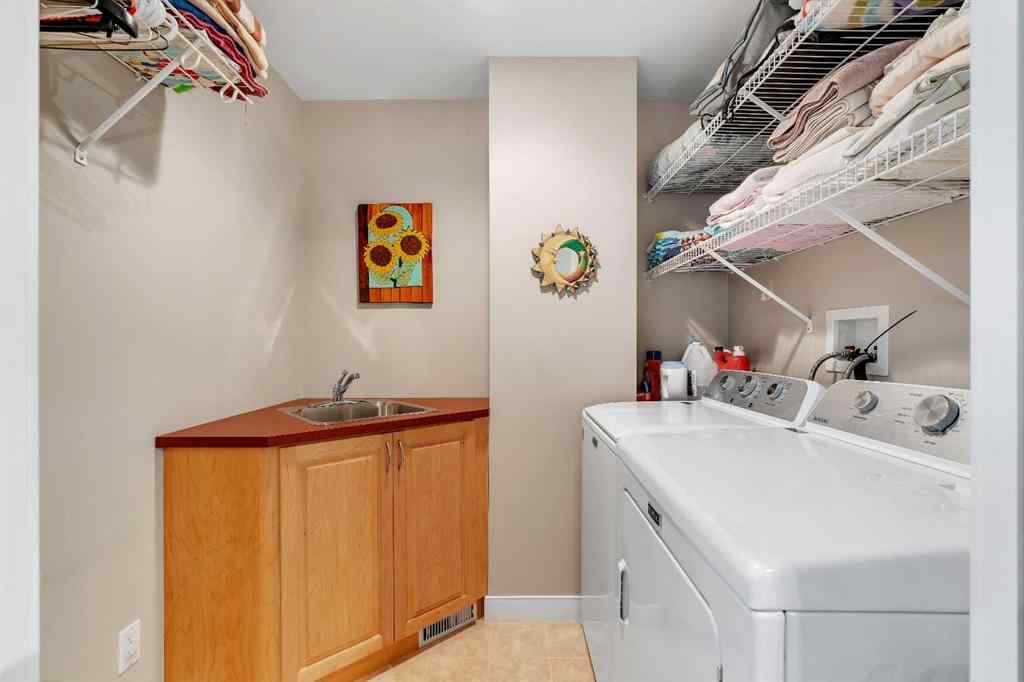 MLS® A2266107 - 2215 2 Avenue NW in West Hillhurst Calgary, Residential