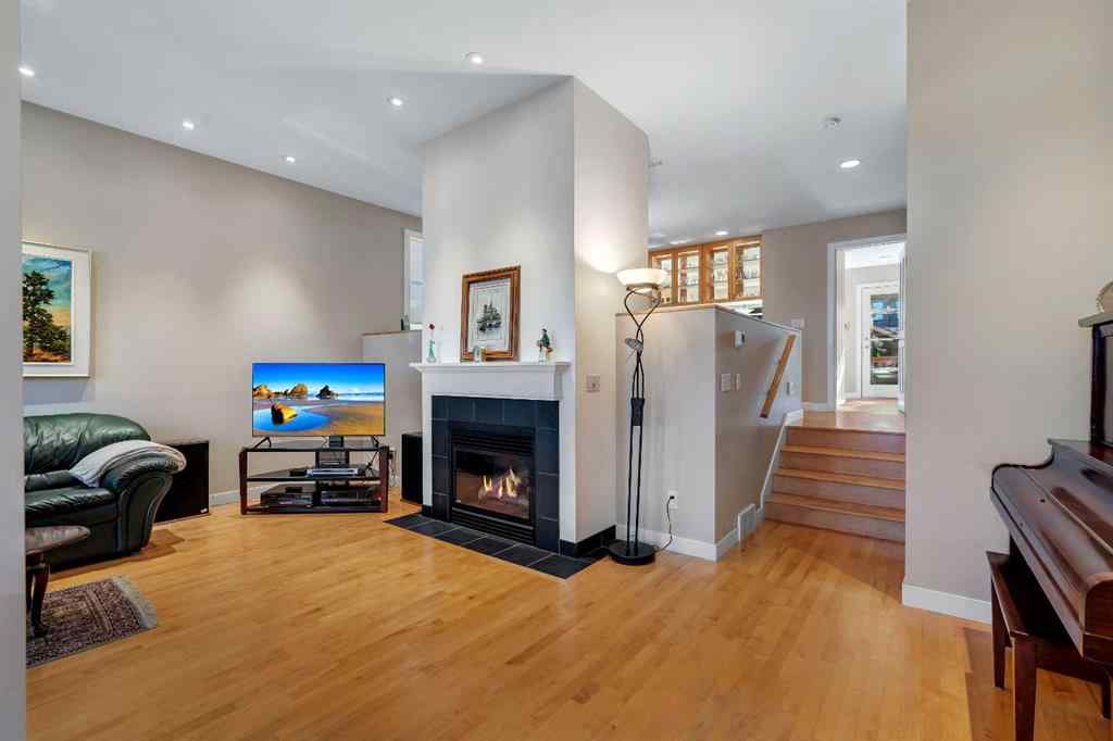 MLS® A2266107 - 2215 2 Avenue NW in West Hillhurst Calgary, Residential