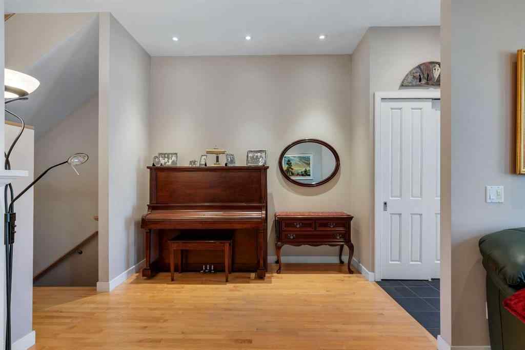 MLS® A2266107 - 2215 2 Avenue NW in West Hillhurst Calgary, Residential