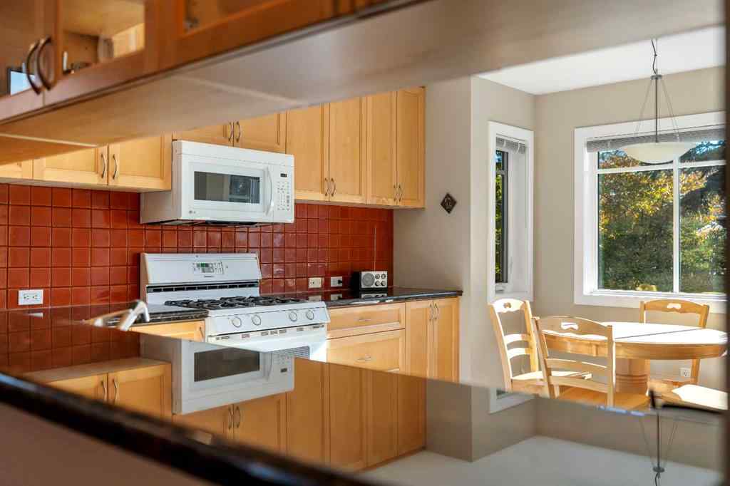 MLS® A2266107 - 2215 2 Avenue NW in West Hillhurst Calgary, Residential