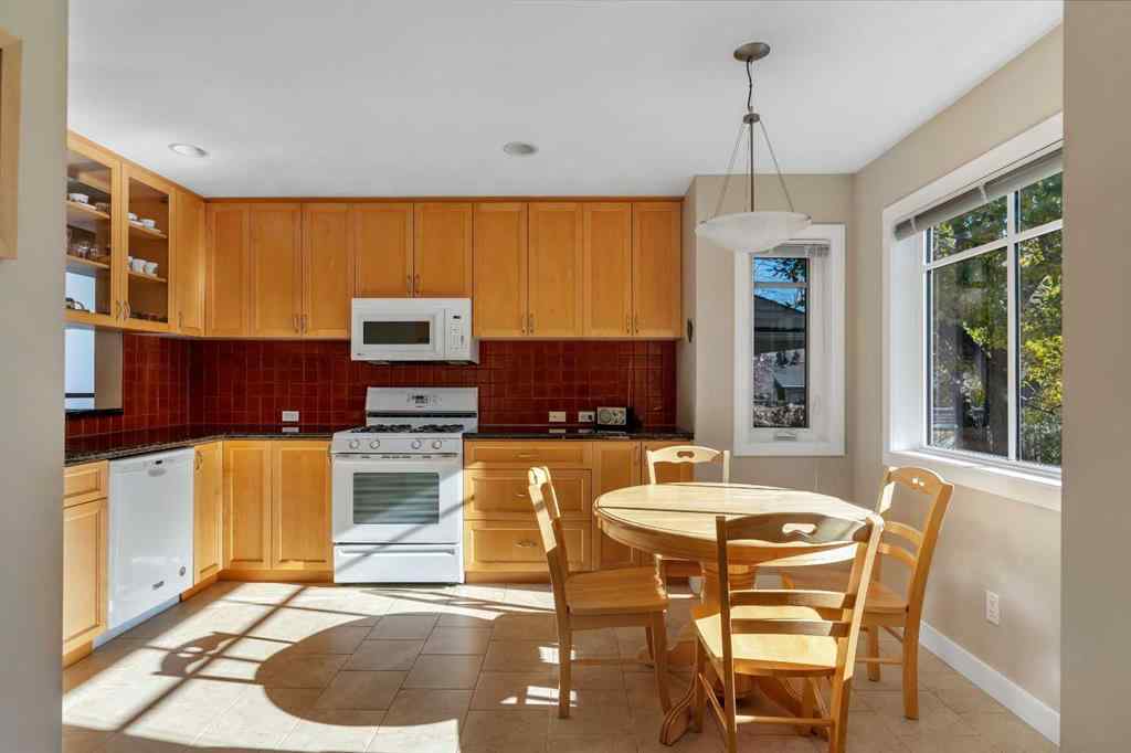 MLS® A2266107 - 2215 2 Avenue NW in West Hillhurst Calgary, Residential