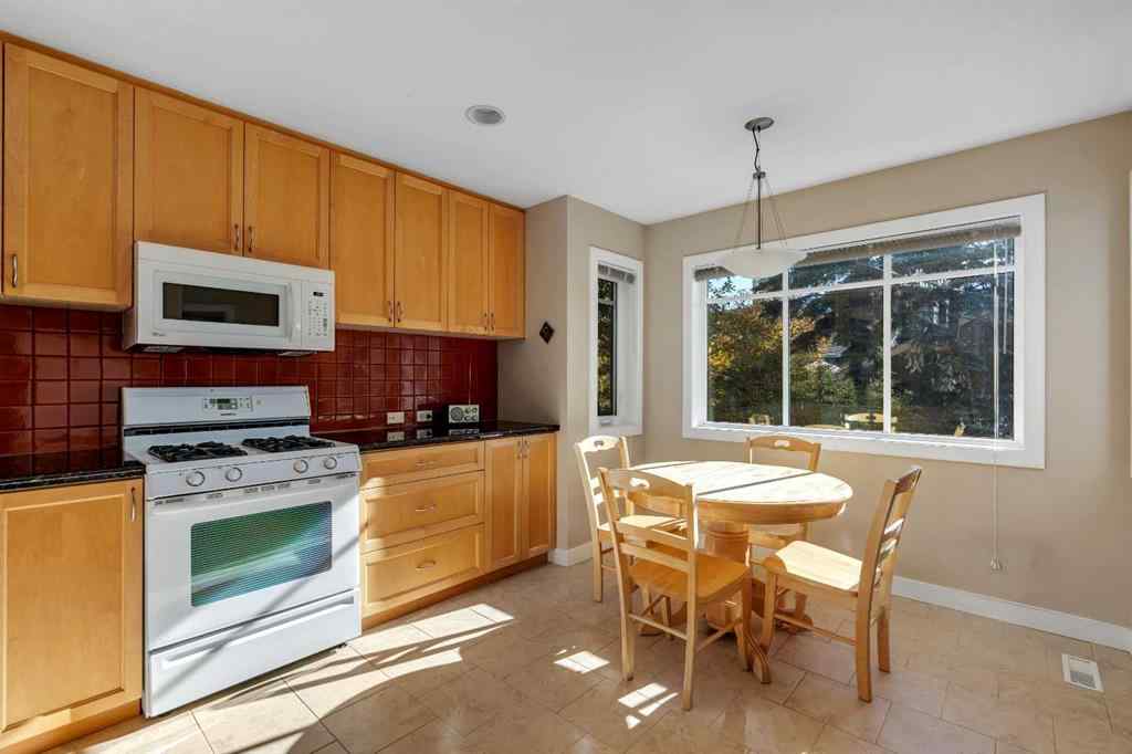 MLS® A2266107 - 2215 2 Avenue NW in West Hillhurst Calgary, Residential