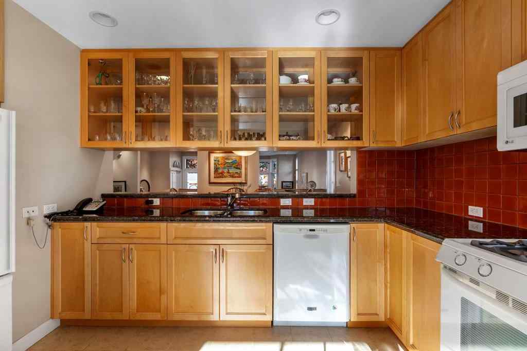 MLS® A2266107 - 2215 2 Avenue NW in West Hillhurst Calgary, Residential