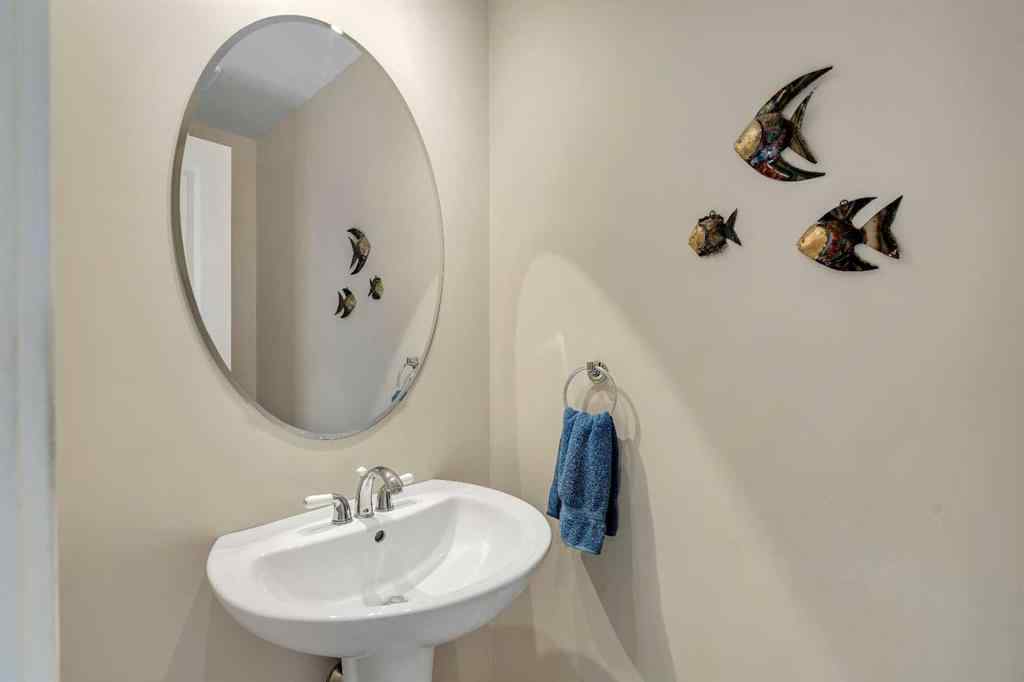 MLS® A2266107 - 2215 2 Avenue NW in West Hillhurst Calgary, Residential