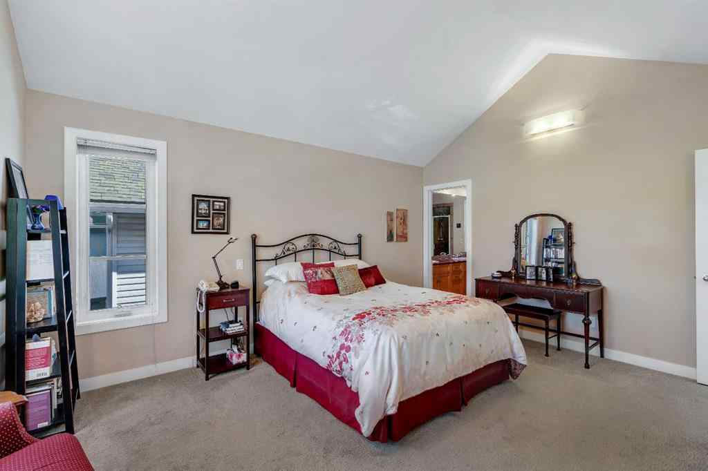 MLS® A2266107 - 2215 2 Avenue NW in West Hillhurst Calgary, Residential